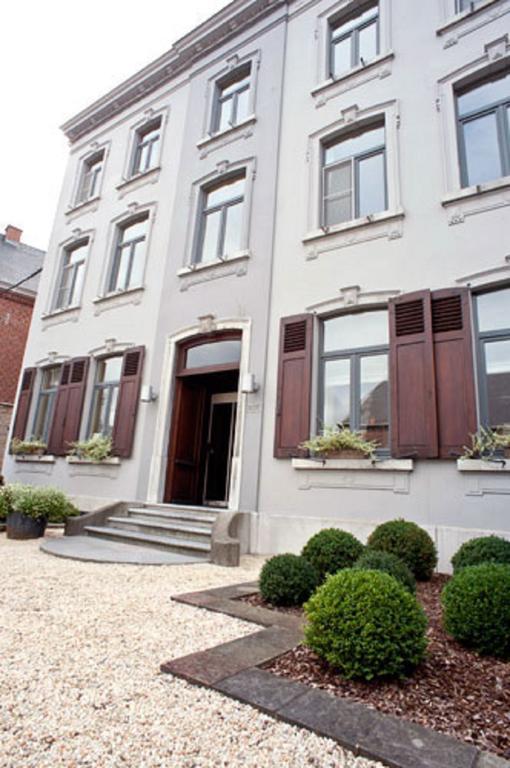 Hotel Le Castel à Fosses-La-Ville Extérieur photo