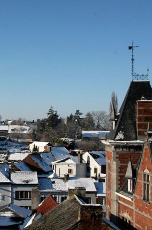 Hotel Le Castel à Fosses-La-Ville Extérieur photo