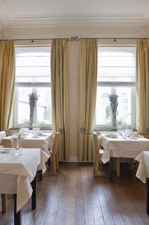 Hotel Le Castel à Fosses-La-Ville Extérieur photo