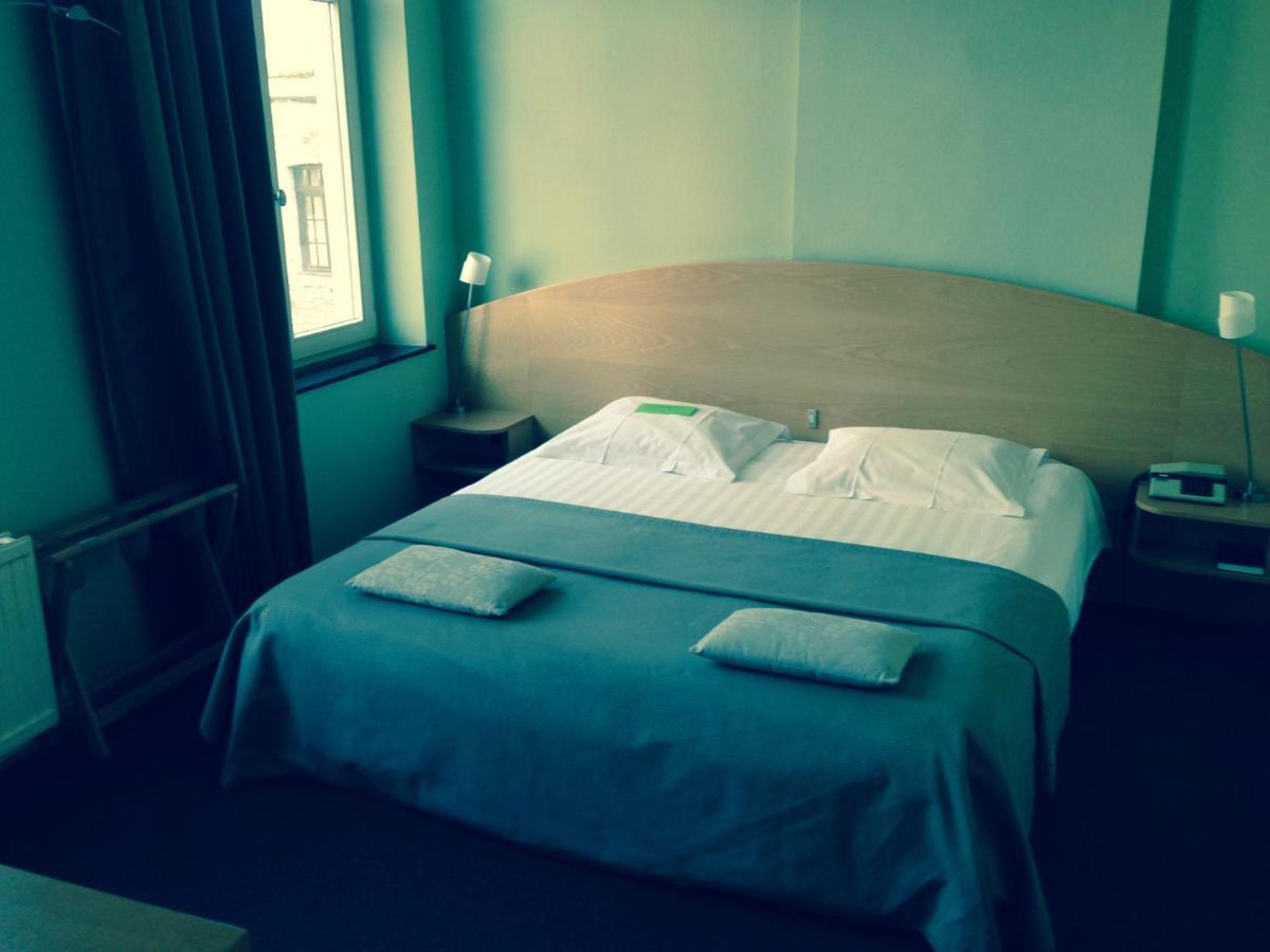 Hotel Le Castel à Fosses-La-Ville Extérieur photo